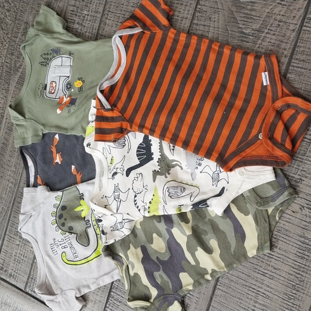 💚 3/$18.  6 For $8 GERBER ONESIES FOR BABY  0-3 MONTHS.